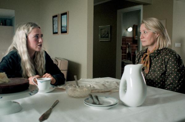 Bild 1 von 3: Björk (Edda Guðnadóttir, li.) kommt zu Ditte (Trine Dyrholm, re.) und bittet sie um Hilfe, weil ihr Ex-Freund sie erpresst.