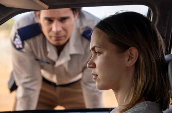 Bild 1 von 8: Jay (Mark Coles Smith) trifft auf eine alte Bekannte: seine Kindheitsfreundin Mary (Tuuli Narkle).