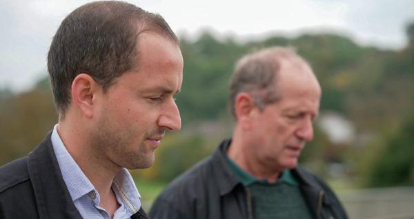 Bild 1 von 9: Wie werden wir uns erinnern, wenn es keine Zeitzeugen mehr gibt? Wie kann ein lebendiges Erinnern stattfinden, wie kann die Geschichte wachgehalten werden ohne jene Stimmen, die sie selbst erlebt haben? Dieser Frage gehen Karoline Thaler und Mariella Kogler nach. Sie tauchen dafür ein in die Lebensgeschichte von Harry Merl, Holocaust-Überlebender, Psychiater und Psychotherapeut. Im Bild, von links: Pascal Merl und Mario Merl.