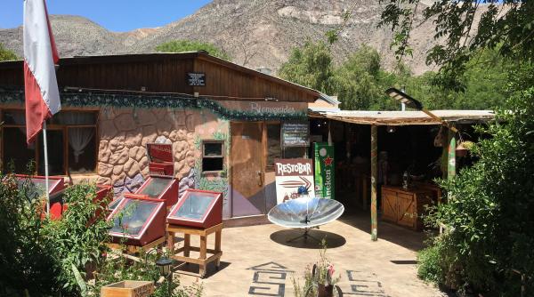 Bild 1 von 8: Diese einfachen kleinen Solar-Öfen wurden von der Universität von Santiago Ende der 1980er Jahre entwickelt. Statt teurem Gas, Strom oder Feuerholz kann so mit der Kraft der Sonne gekocht werden. In der kleinen Ortschaft Villaseca im Valle del Elqui in der Nähe der Stadt La Serena hat Luisa Ogalde seit 4 Jahren ein Solar-Restaurant eröffnet und kocht mit diesen Öfen.