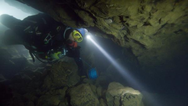 Bild 1 von 19: Im Bild: Ein Taucher schwimmt durch eine Unterwasserhöhle.