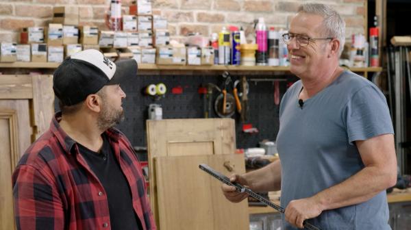 Bild 1 von 3: Murat und Güni starten in ihr neues Projekt: Was sie wohl aus einem alten Holzschrank zaubern können?
