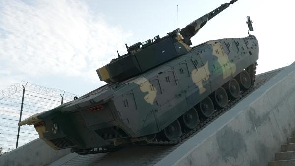 Bild 1 von 2: Der Lynx beeindruckt mit einer Länge von 8,49 Metern, einem Gewicht von 45 Tonnen.