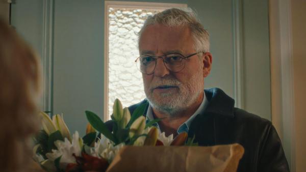 Bild 1 von 7: Tennislehrer Sylvain (Filip Peeters) leidet unter starkem Mundgeruch, weshalb er von allen nur \