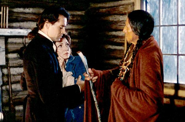 Bild 1 von 4: Gil (Henry Fonda, li.) und Lana (Claudette Colbert, Mi.) werden in ihrer neuen Heimat im Westen vom Indianer Blue Back (Chief Big Tree, re.) empfangen.