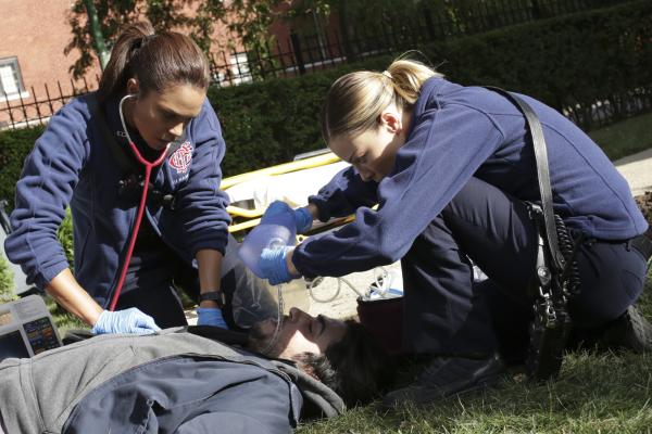 Bild 1 von 13: (l-r) Monica Raymund as Gabriela Dawson, Lauren German as Leslie Shay -- (Photo by: Elizabeth Morris/NBC)