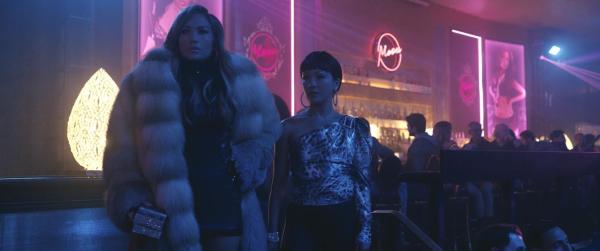 Bild 1 von 4: Ramona (Jennifer Lopez, l.); Destiny (Constance Wu, r.)