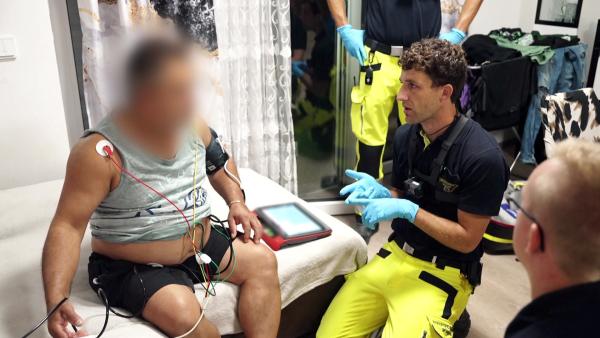 Bild 1 von 5: In München kümmert sich Notfallsanitäter Andreas Wagner um einen Patienten mit hohem Blutdruck