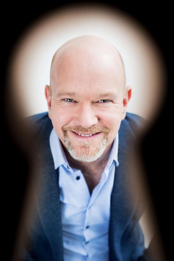 Bild 1 von 7: Ist den Abzockern in Deutschland auf der Spur: Moderator Peter Giesel ...