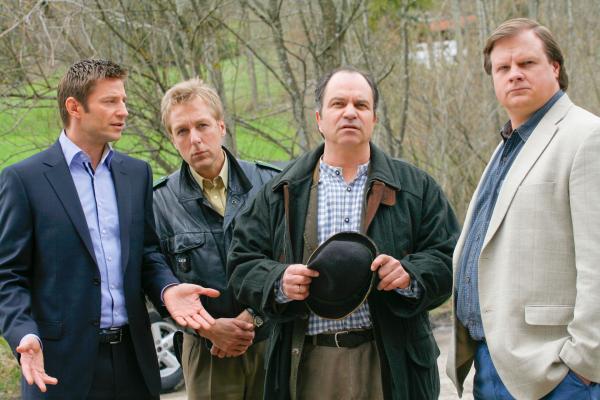 Bild 1 von 4: Die Rosenheim-Cops Sven Hansen (Igor Jeftic, l.), Tobias Hartl (Michael A. Grimm, r.) und Polizist Michael Mohr (Max Müller, 2.v.l.) halten Hubert Eder (Matthias Kupfer, 2.v.r.) für verdächtig.