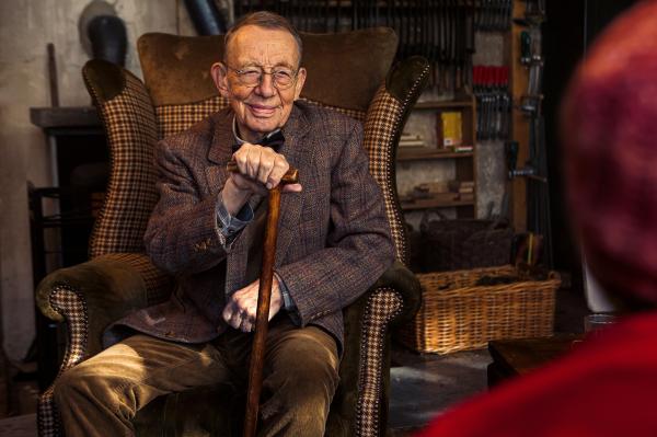 Bild 1 von 4: Instrumentenbauer Knorre (Hark Bohm) hat eine seltene Pflanze, die Beuto und Sascha unbedingt brauchen.