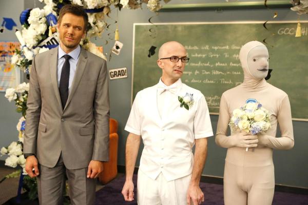 Bild 1 von 17: Auf der Abschlussfeier von Jeff (Joel McHale, l.) geht es nicht ganz mit rechten Dingen zu. Das kann auch Studienleiter Pelton (Jim Rash, M.) schwer übersehen ...