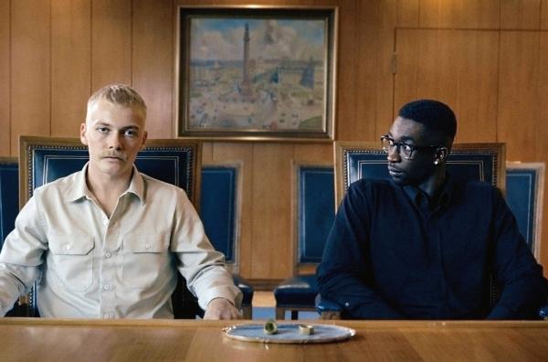 Bild 1 von 6: Hochzeit im Standesamt: Wird Dennis (Julius Nitschkoff, li.) Babtou (Farba Dieng, re.) das Jawort geben?