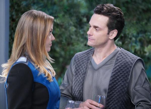 Bild 1 von 22: Commander Kelly Grayson (Adrianne Palicki, l.); Cassius (Chris Johnson, r.)