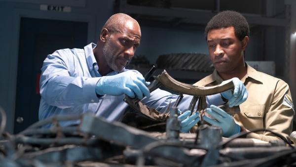 Bild 1 von 1: Ermittler untersuchen die Trümmer eines LAM Mozambique Airlines Flug, der auf seinem Weg nach Luanda, Angola, plötzlich vom Radar verschwindet. Ein Rancher des Bwabwata Nationalpark in Namibia findet schließlich das Wrack des Flugzeugs.