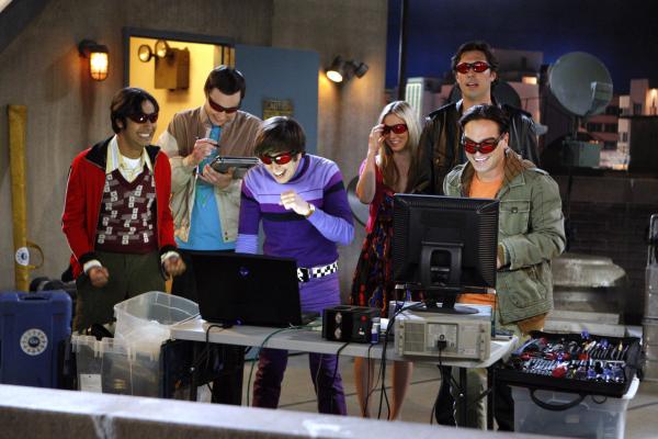 Bild 1 von 14: Die Freunde Leonard (Johnny Galecki, r.), Sheldon (Jim Parsons, 2.v.l.), Raj (Kunal Nayyar, l.) und Howard (Simon Helberg, 3.v.l.) wollen ein Laser-Experiment durchführen. Als Leonard Penny (Kaley Cuoco, 3.v.r.) dazuholen will, lernt er gleich ihren neuen Freund Zack (Brian Smith, 2.v.r.) kennen ...