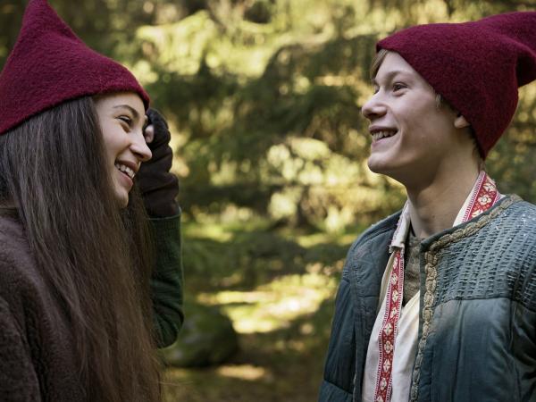 Bild 1 von 7: Tinka (Josephine Chavarria Hßjbjerg) und Lasse (Albert Rosin Harson) im Wald vor dem Portal.