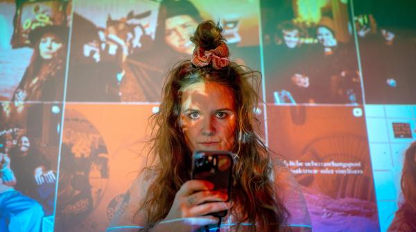 Bild 1 von 1: 17 Stunden pro Tag Handy-Zeit, Dating-Apps für tausende Euro, Netflix leergeguckt - wie süchtig sind viele? SWR Reporterin Jule Kaden geht sieben Tage in eine Rehaklinik und trifft junge Erwachsene mit Depressionen, Süchten und ungesundem Handy-, Social Media- und Gaming-Verhalten. Eine gefühlvolle, authentische Reportage über Kontrollverlust und mentale Gesundheit. Kann man noch abschalten?