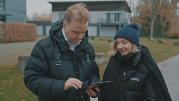 Bild 1 von 4: Strafverteidiger Burkhard Benecken und seine Mitarbeiterin am Tatort: Sie wollen wissen, wie Hannah Schickramm getötet wurde.
