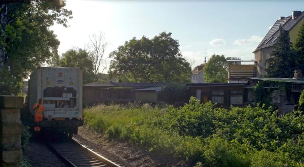Bild 1 von 3: Entlang der Schienen in Halle Trotha, da wo Stadt und Land miteinander verschmelzen, leben die Menschen des Stadtrands.