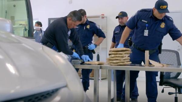 Bild 1 von 3: Ein überraschender Fund: Bei der Routinekontrolle eines Familienwagens stellen die Grenzschutzbeamten eine große Menge Drogen sicher.