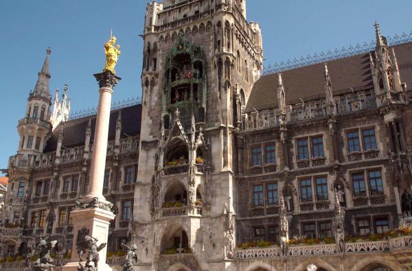 Bild 1 von 3: Das Glockenspiel am Neuen Rathaus erzählt von der ruhmreichen Geschichte Münchens, das seit dem Mittelalter eine wohlhabende Handelsstadt ist.