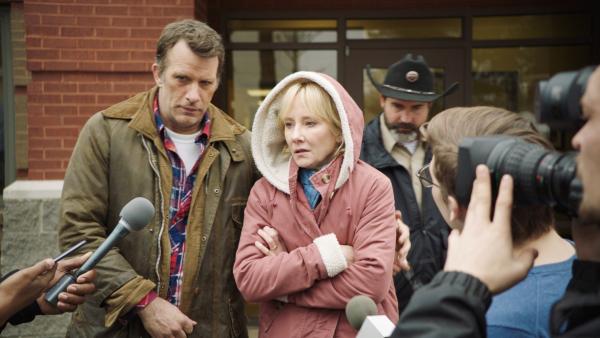 Bild 1 von 15: Sheriff Baker (Jason Patric, r.) hat für die Eltern Paul (Thomas Jane, l. ) und Wendy (Anne Heche, M.) einen Pressetermin vereinbart, um die Suche nach der verschwundenen Taylor voran zu treiben.