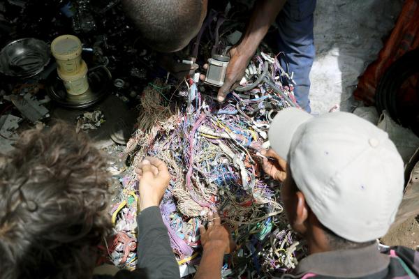 Bild 1 von 5: Abdulaye (re.) sammelt leidenschaftlich gern Elektroteile und nimmt Corentin de Chatelperron (li.) mit in das Stadtviertel Colobane, ein Recycling-Paradies.