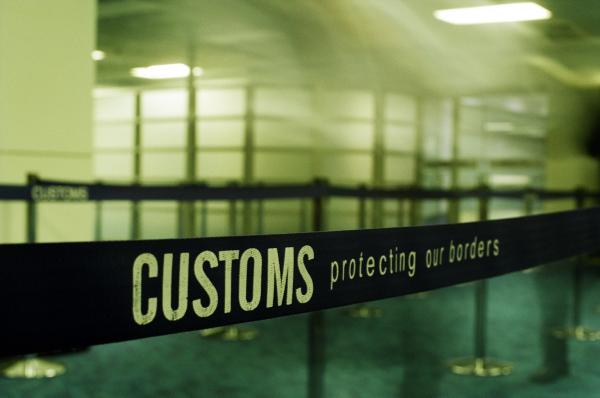 Bild 1 von 6: Tausende von Männern und Frauen widmen ihr Leben dem Schutz der australischen Grenze. Als Grenzbeamte stoßen sie bei ihrer Arbeit gegen Terrorismus, Schmuggel, illegale Einwanderer, Menschen- und Drogenhandel zum Teil auf äußerst kuriose Fälle ...