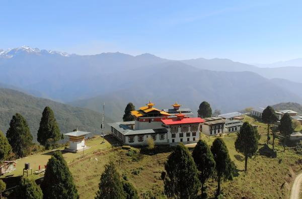 Bild 1 von 15: Ein Kloster auf einem Bergrücken im Punakha Tal.