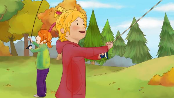Bild 1 von 8: Conni und Anna lassen Drachen steigen.