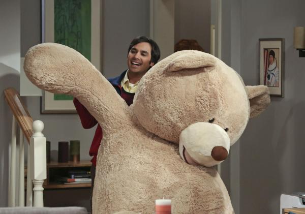Bild 1 von 10: Raj (Kunal Nayyar) ist überglücklich, dass Howard und Bernadette ein Kind bekommen. Doch die beiden fühlen sich von dessen Überschwänglichkeit etwas überfordert ...