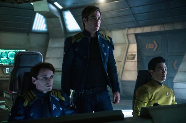 Bild 1 von 20: Left to right: Anton Yelchin plays Chekov, Chris Pine plays Kirk and John Cho plays Sulu in Star Trek Beyond from Paramount Pictures, Skydance, Bad Robot, Sneaky Shark and Perfect Storm Entertainment