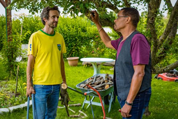 Bild 1 von 8: Franz Ainfachnur (Christofer v. Beau, r.) befragt Thorsten Grothe (Felix Hellmann, l.), während er ihm bei der Gartenarbeit zur Hand geht.