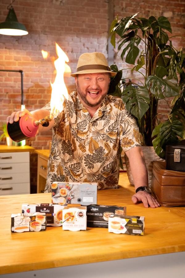 Bild 1 von 2: Die Lebensmittelindustrie hat Produkte aus dem Urlaub in die heimischen Supermärkte gebracht. Sebastian Lege deckt auf, welche Tricks hinter vier beliebten Urlaubs-Produkten stecken. Im Original besitzt Crème Brûlée eine knackige Karamell-Kruste - für die Supermarkt-Variante müssen die Hersteller ordentlich in die Trickkiste greifen.