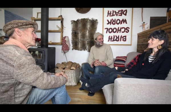 Bild 1 von 6: Meg (re.) und Patrick (li.) aus Hepburn Springs leben nur von Lebensmitteln aus dem eigenen Garten und teilen ihre Produkte mit ihren Nachbarn.