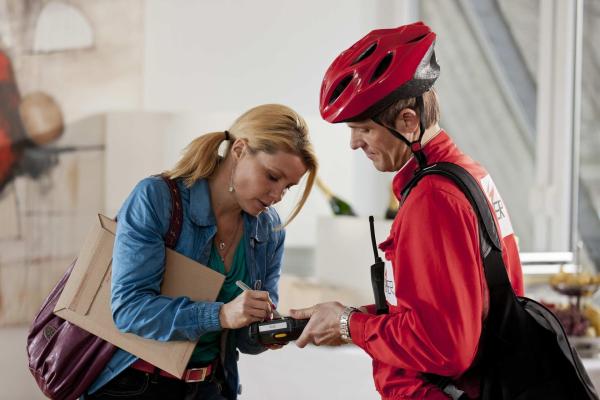 Bild 1 von 26: Um ihrer besten Freundin Bea zu helfen, schreckt Danni (Annette Frier, l.) vor nichts zurück ...