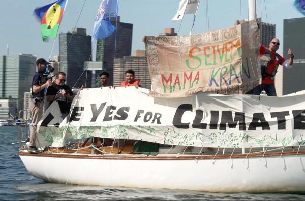 Bild 1 von 2: Klimademo vor den Vereinten Nationen auf dem East River in New York.