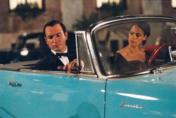 Bild 1 von 13: OSS 117 (Jean Dujardin) und Larmina (Bérénice Bejo) auf dem Weg in die britische Botschaft Kairos.