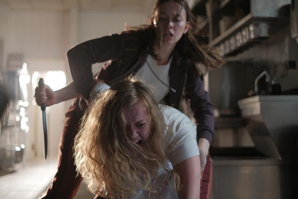 Bild 1 von 3: Als die Situation eskaliert, hält Luce (Jessica Alexander, l.) Molly (Maura Bird, r.) mit letzter Kraft zurück.