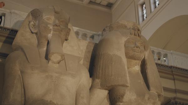 Bild 1 von 8: Amenophis III. und seine Große Königliche Gemahlin Teje. Als ebenbürtige Partnerin wird sie genauso groß dargestellt wie der Pharao.