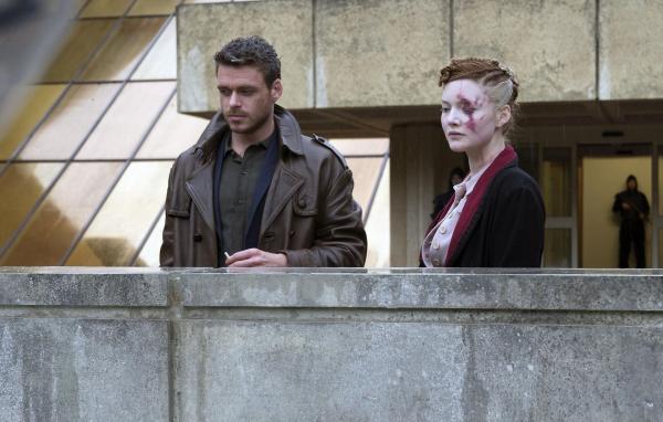 Bild 1 von 4: Agent Ross (Richard Madden, l.); Honor (Holliday Grainger, r.)