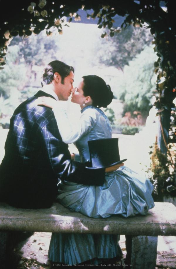 Bild 1 von 6: Der Londoner Immobilienmakler Jonathan (Keanu Reeves, l.) mit seiner Verlobten Mina (Winona Ryder, r.).