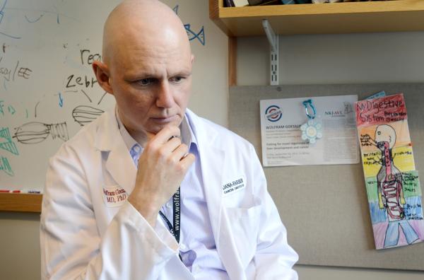 Bild 1 von 6: Der Onkologe Wolfram Gössling praktiziert nach der Chemotherapie wieder.