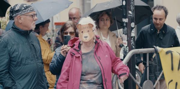 Bild 1 von 26: Tierschützer protestieren für den Bären.