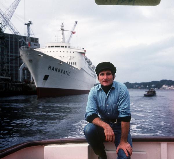 Bild 1 von 2: Ein Plattenmillionär dank Seemannsimage und Fernweh-Songs: Freddy Quinn. Aus seiner Biografie hat der Schlagerstar stets ein Geheimnis gemacht. \