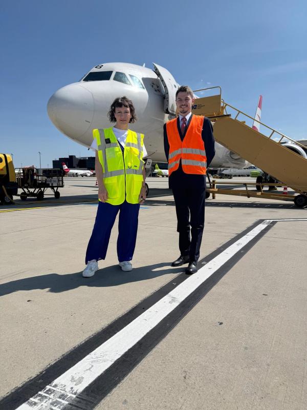 Bild 1 von 6: Im Bild: Pilot Markus zeigt Esther, was er vor dem Abflug kontrollieren muss.