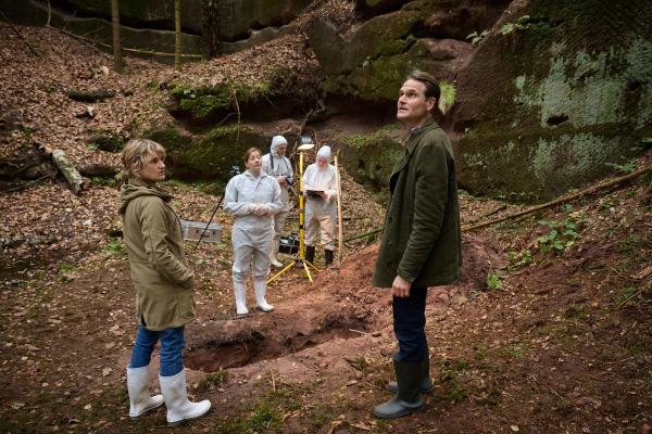 Bild 1 von 12: Im Bild: Esmeralda Schmuck (Lisa Sophie Kusz, mi.) klärt Felix Voss (Fabian Hinrichs) und Wanda Goldwasser (Eli Wasserscheid, links) über den Fund der Leiche auf.
