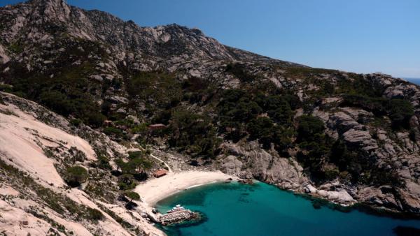 Bild 1 von 3: Ein Granitfelsen im Meer: das Inselchen Montecristo gehört zum toskanischen Archipel und steht unter strengem Naturschutz. Es darf nur mit einer Genehmigung des italienischen Staates besucht werden.