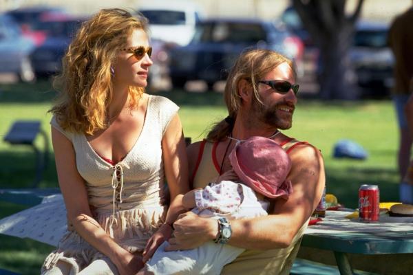 Bild 1 von 18: Aus Nachbarn wurden sehr gute Freunde: Erin (Julia Roberts, l.) und George (Aaron Eckhart, r.) ...